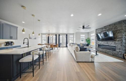 BRAND NEW Scenic Luxury Mountain Retreat - Photo 13