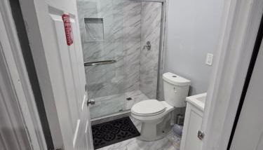 A newly built detached studio apartment with queen size bed - Foto 2, Shower