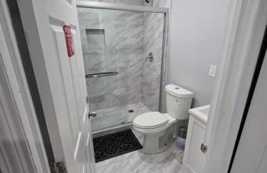 A newly built detached studio apartment with queen size bed - Foto 2