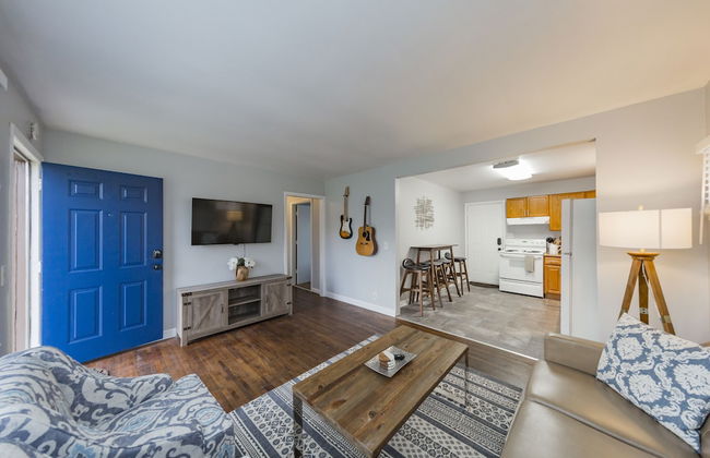 Savor the Homey Vibe at a Chilled Nest Five Min Downtown - Foto 15