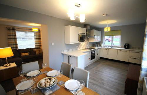 3 Bedroom House - Parking - Wifi - Fully Refurbished Throughout - New Kitchen & Bathroom - Foto 12