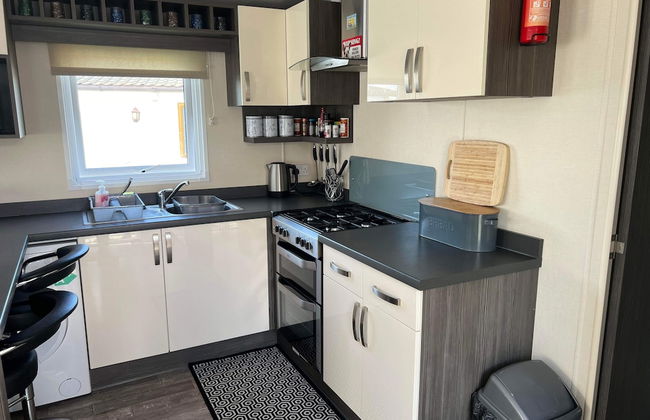 Inviting Luxury 2-bedroom Caravan in Hunstanton - Photo 6
