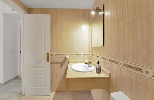 Apartamento con enorme terraza en complejo con piscina en Nueva Andalucía - Lorcrimar - Foto 27