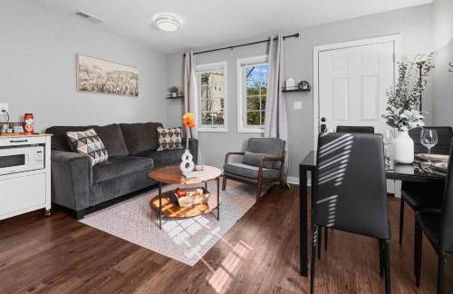 5 Min to Downtown - 7 to Duke - Washer and Dryer - Photo 1