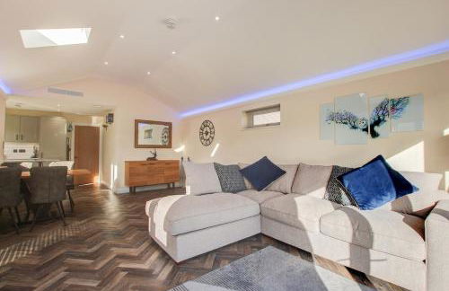 Hunters Cottage - Luxury, high end, hot hub, AC, slipper bath, couples retreat - Photo 5