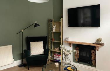 Hoole House- Bright and modern 2 bedroom house, close to Chester train station and the City Centre - Photo 1