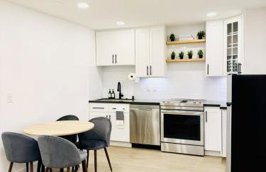 Modern 2BR Guest Suite with Kitchen, Free Parking, Fire Pit - 10 mins to SJC - Photo 9