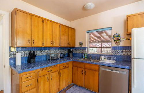 Cozy 2BR Home Near UNR with Large Deck & Parking - Foto 15