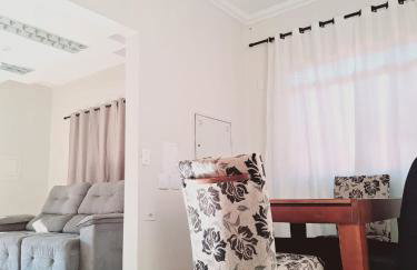 CASA - localizada no centro de Campo Grande - 2 quartos com ar e garagem para 2 carros - Foto 1