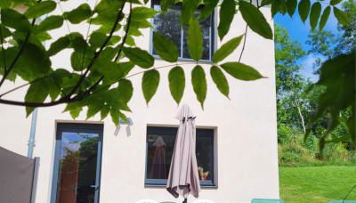 Gîte Volcans - 1-4 pers, au calme à 20 mins de Vulcania, Puy-de-Dôme et Lemptegy, 35 mins du Mont Dore et du Sancy - Foto 2, Garden, sunbed, Garden view