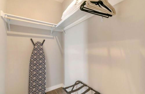 Stunning Living Near City Attractions - Foto 15