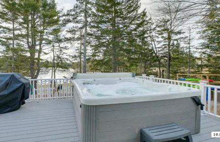 5BR Waterfront Hot Tub Kids Playscape Pets Family Compound! - Foto 1