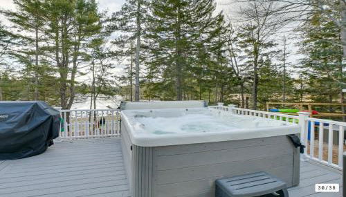 5BR Waterfront Hot Tub Kids Playscape Pets Family Compound! - Foto 1