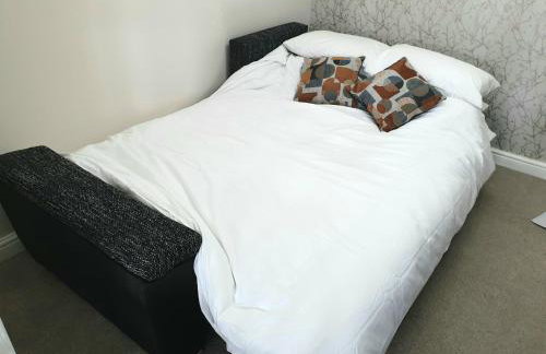 Spacious Dewsbury Home, 8 beds, sleeps 10, Free Parking and Wifi, 3 TVs, Close to motorways - Foto 35