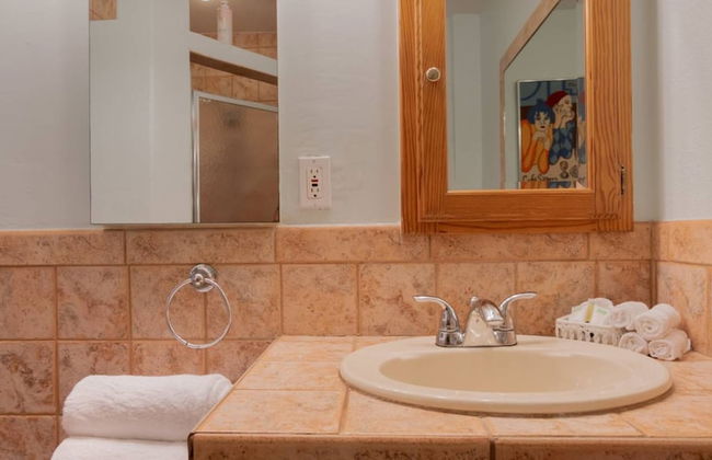 The Secret Garden - The Cottage Near Beach, Shops, Restaurants, Pet Friendly, Close to Lucerne Ave! - Foto 21