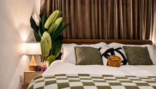 Velvet Lounge King Suite near Legacy West Pool - Foto 3