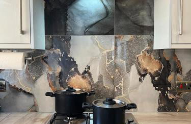 The Place with king beds, Ensuite Bathrooms, Close to Airport and Free Parking - Foto 4