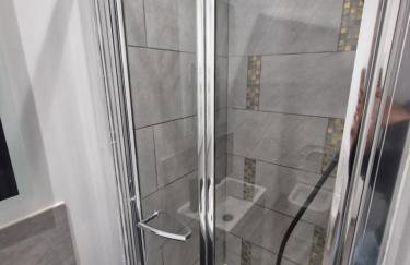 Modern 4 BR flat with 4 ensuites in central Reading - Photo 5