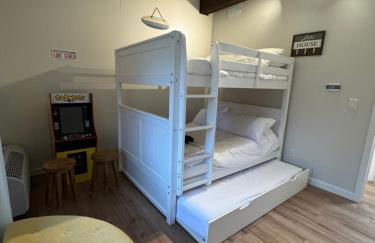 Newly Remodeled Mid-Century Modern Lake Condo - Foto 25