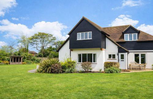 Spacious Coastal Family Home Sleeps 8 - Photo 35