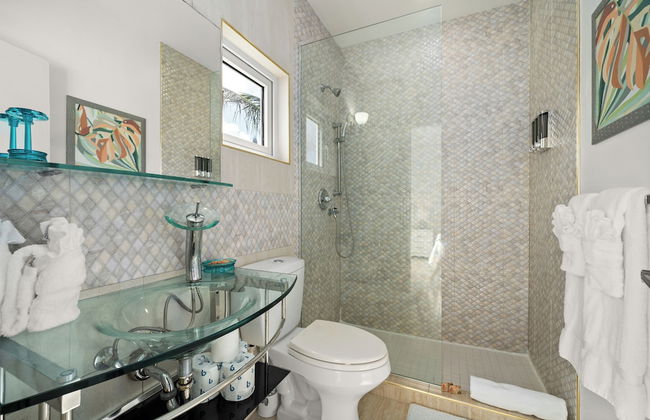 Modern, Stunning & Bright Central Beach Villa - Photo 17