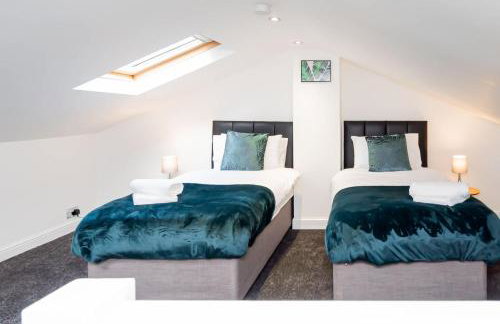 Spacious Home near Heathrow & Windsor with Parking - Photo 5