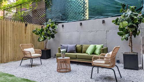 Brownstone 2 Bed with Private Backyard near Subway - Foto 1