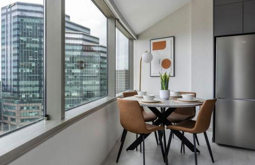 Luxury Downtown King Bed, Rooftop Pool - Photo 9