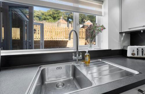 Minutes from the port of Dover, free WiFi, free offroad private parking and rated a guest favourite on Air b nb! - Foto 22