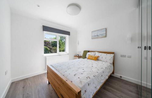 Newly Refurbished 2 Bed Flat - Photo 25