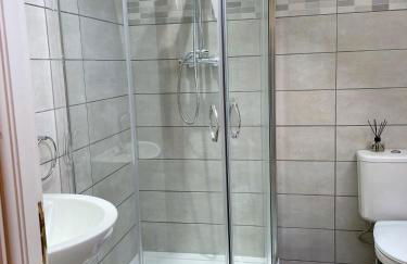 Mayflower 3 Bedrooms House 7 Beds 2 Showers Off Road Parking - Foto 3