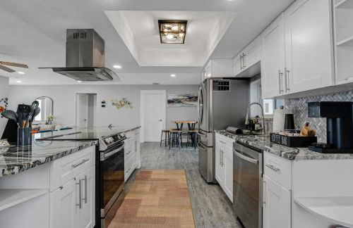 Luxe by Jenn - 3BR Retreat with Heated Pool - Photo 12