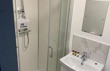 Newly refurbished studio, great location 8 studios - Photo 28