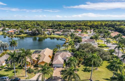 Lazy days and lake views. Beautiful Naples pool home - Foto 41
