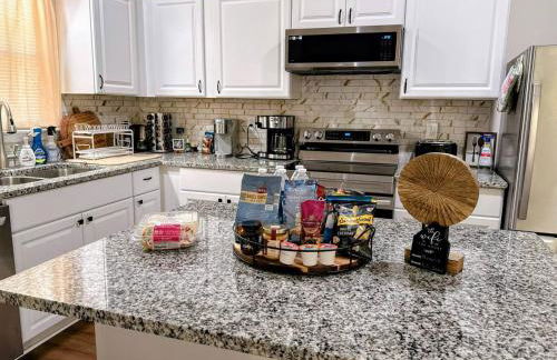 Modern 5BR with Full Kitchen, Game Room, Fenced Yard and BBQ Grill - Foto 45