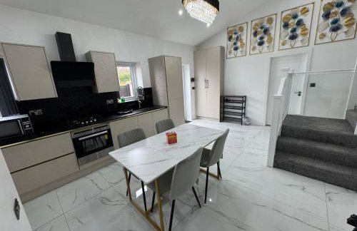 New Modern Stylish Villa Near City Centre Birmingham, with outdoor Hot Tub - Foto 3