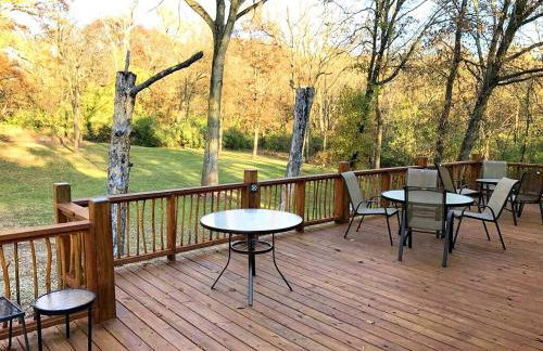 Charming Log Cabin Getaway with Private Hot Tub near Decatur, Illinois - Foto 7