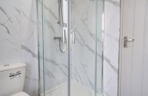 Amanah Properties - Elegant 4-Bedroom Home in Wembley with Parking, Perfect for Contractors - Foto 6