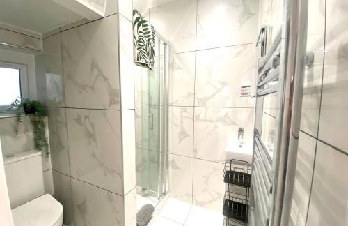 Isleworth House with Garden & private parking - Photo 10