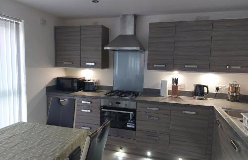 Beautiful 4-Bedroom House with Private Garden & Parking - Foto 15