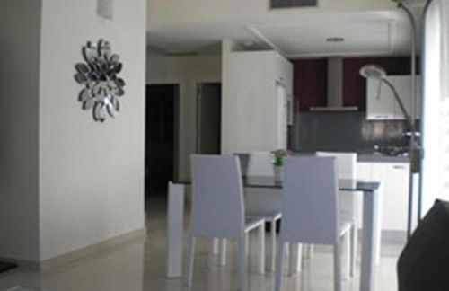 A modern villa with a large solari - Photo 6