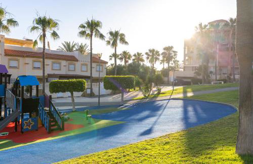 Maravilloso ático en Almerimar con piscina y parking - Foto 40