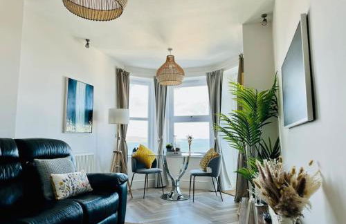 Luxury Sea View Apartment with Multi Room Balcony And Private Onsite Parking Only 300M From the Beach - Foto 12