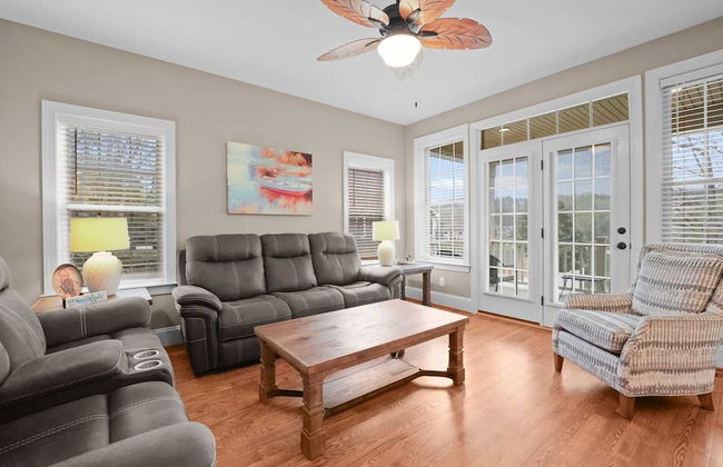 Sleeps 22, Lakefront w/ Private Dock & Pool, 2 Houses Lake Living by Avantstay - Foto 23