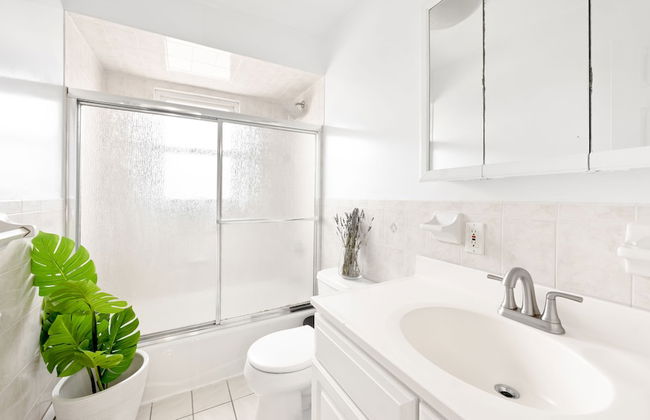 Modern Luxury Home w GameRoom & Parking - Foto 16