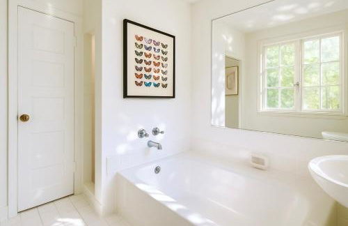 Enchanting Hollywood Hills Oasis with Tree-Top Views, Serene Outdoor Living Room, Zen Garden, Free Attached Garage, Sleeps 6, in LA's Most Desirable, Central, Serene Canyon Neighborhood, and Only 2 Minutes to Hollywood Boulevard - Foto 34