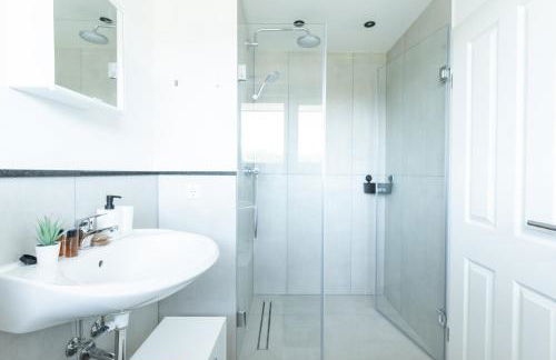 - Forest Retreat Deluxe - 2 Bedroom Apartment - 75 qm - Fully Renovated 2025 with TV & Netflix - King Size Beds - Full Kitchen - Free Parking - Close to Airport & Train - - Foto 3