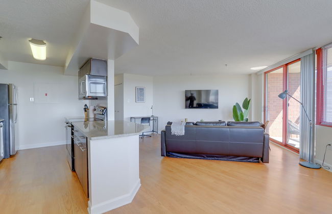 Gorgeous Apt with Rooftop City View - Photo 28