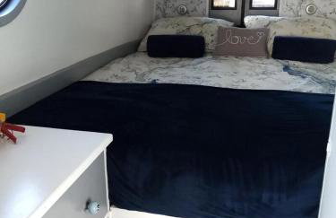 BrightOwl Waterside Narrowboat Cottage Experience - Foto 5