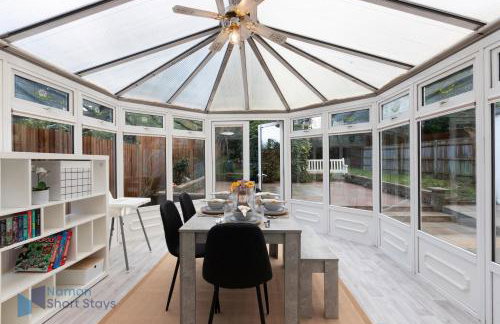 Large Comfy 4 Bedroom House, Ideal for Workers, FREE Parking - Foto 8